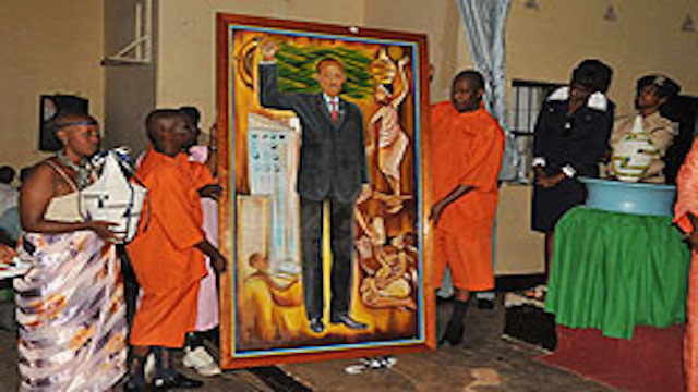 Rwandan prisoners present a gift to Paul Kagame