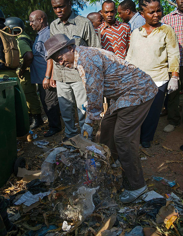 John Pombe Magufuli cleaning up streets in Dar-Es-Salaam