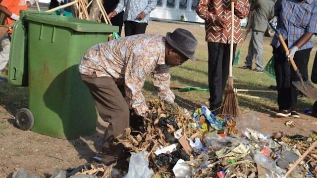 John Magufuli cleaning garbage in 2015 