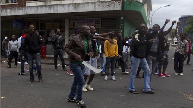 Mob of South Africans Targeting African Migrants 