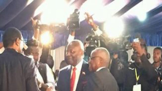 Vital Kamerhe (center) chats with political dialogue participants in Kinshasa, on Sep 1st, 2016